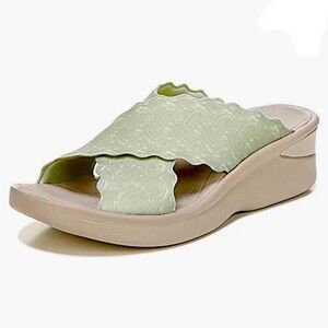 BZees Sahara Sage Slide On Sandals Size 8.5